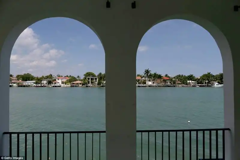 il retro della villa guarda la biscayne bay di miami