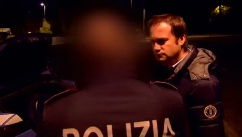 il servizio di ballaro sulla dotazione scadente della polizia  3