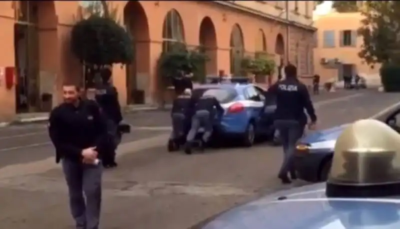 il servizio di ballaro sulla dotazione scadente della polizia  4