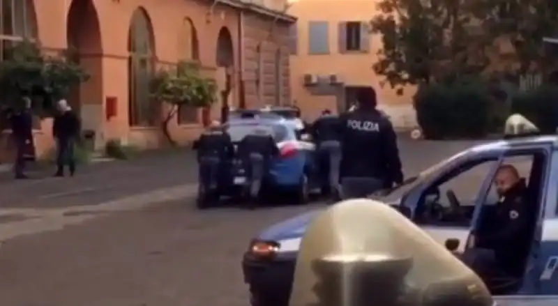 il servizio di ballaro sulla dotazione scadente della polizia  5