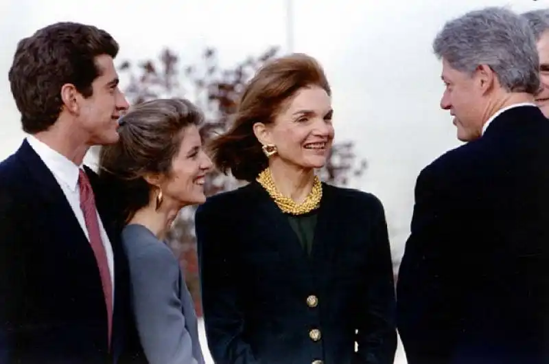 jackie con caroline e john kennedy nel 1993   sulla destra bill