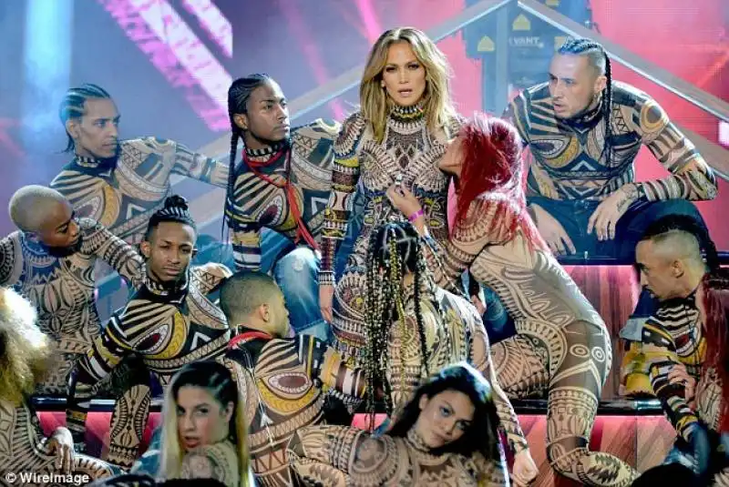 jlo con i ballerini sul palco