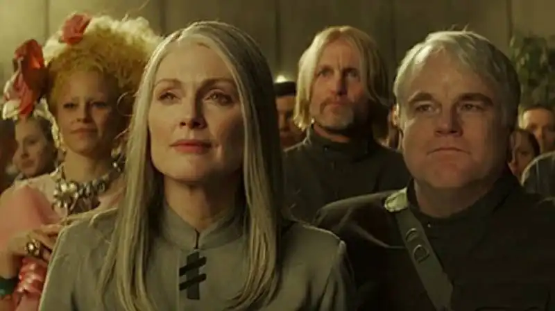 julianne moore e philip seymour hoffman in hunger games il canto della rivolta parte due