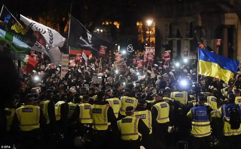 la bandiera anarchica alla marcia million mask