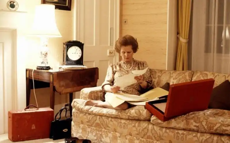 la collezione di abiti e borse di margareth thatcher 