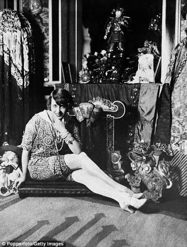 la famosa ballerina e cantante mistinguett   1900