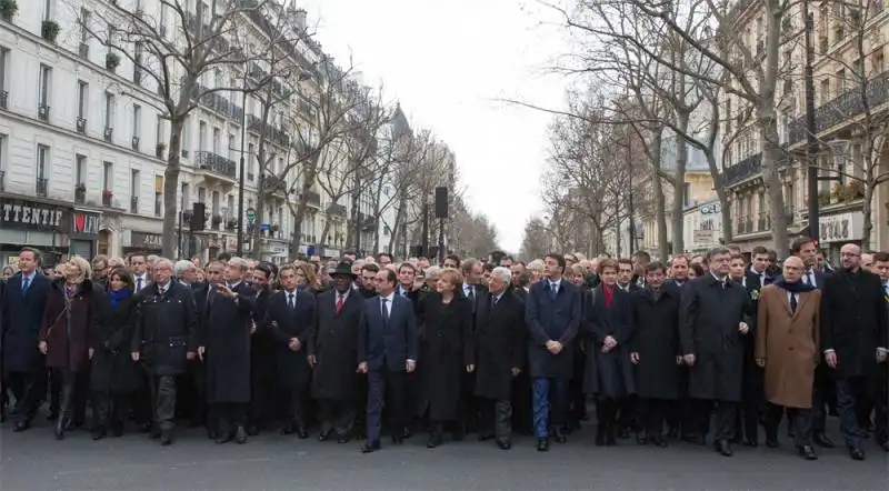 la marcia per charlie hebdo a parigi