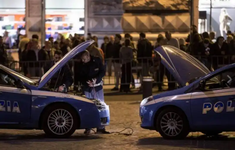 le auto della polizia ripartono coi cavetti a palazzo chigi