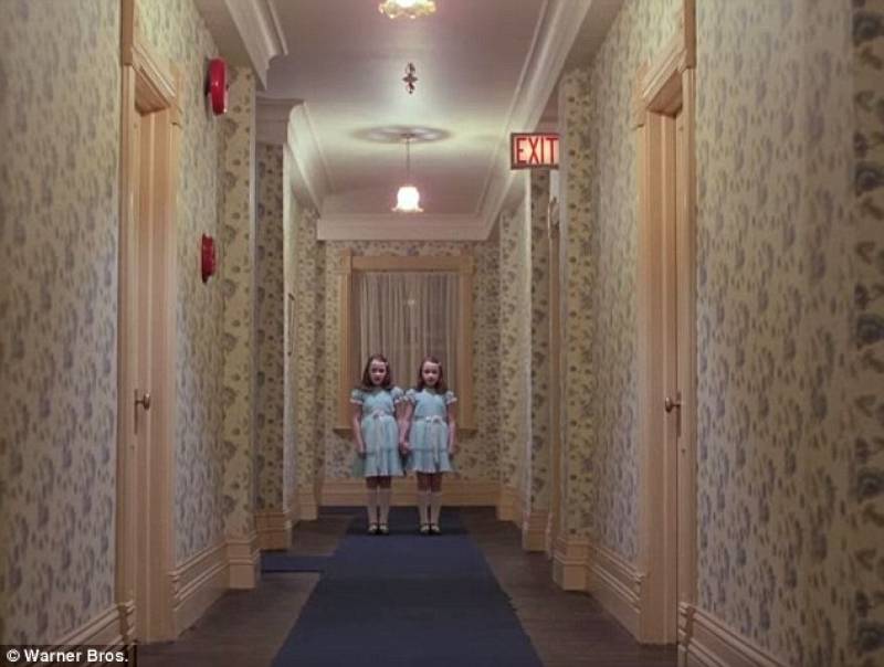 le gemelle nel corridoio dell overlook hotel di shining