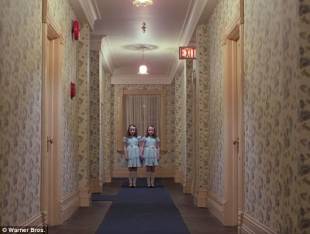 le gemelle nel corridoio dell overlook hotel di shining