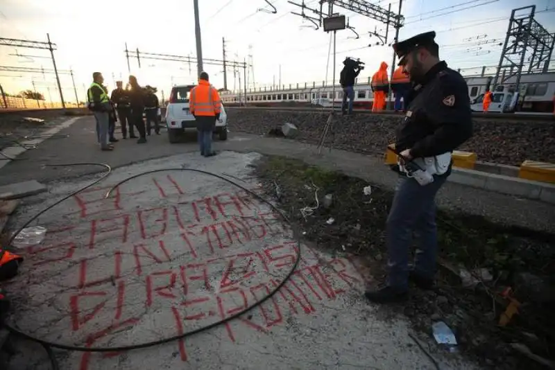 Le scritte vicino i cavi alla ferrovia di Bologna a