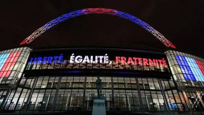 LO STADIO DI WEMBLEY CON LA BANDIERA FRANCESE