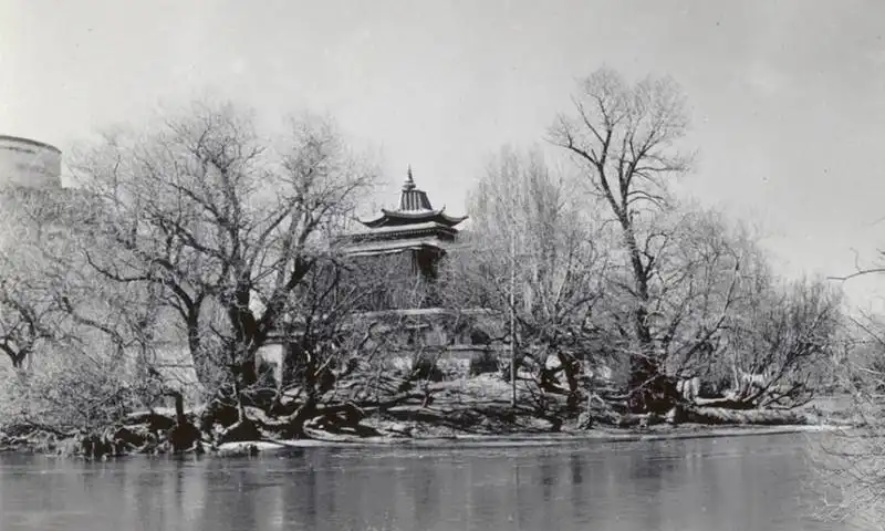 lukhang temple a lhasa,