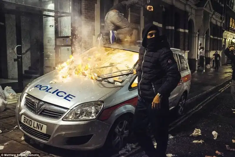 macchina della polizia incendiata da anarchico con piumino colmar