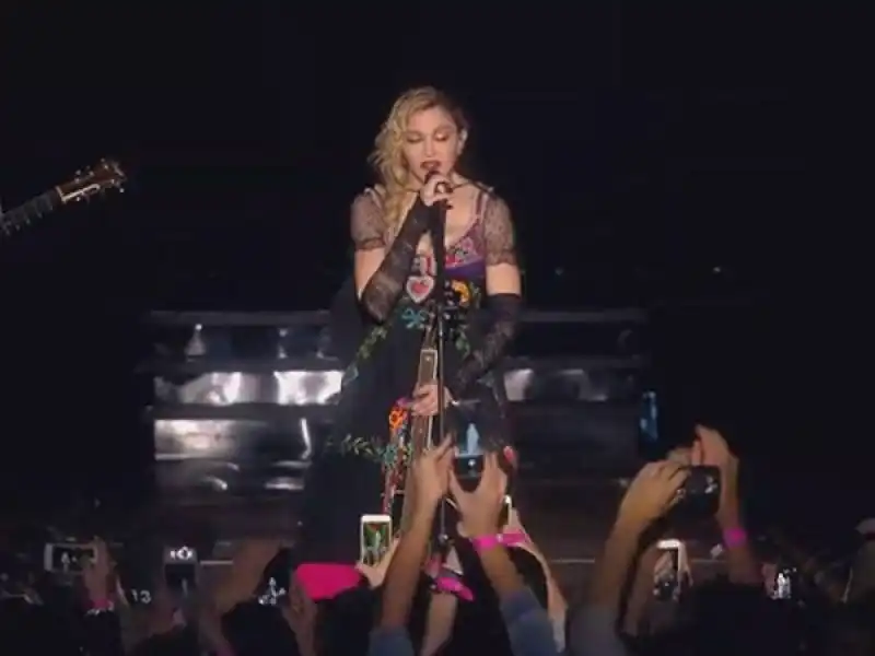 MADONNA PIANGE SUL PALCO DI STOCCOLMA 