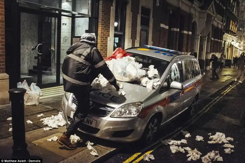 manifestante e macchina della polizia