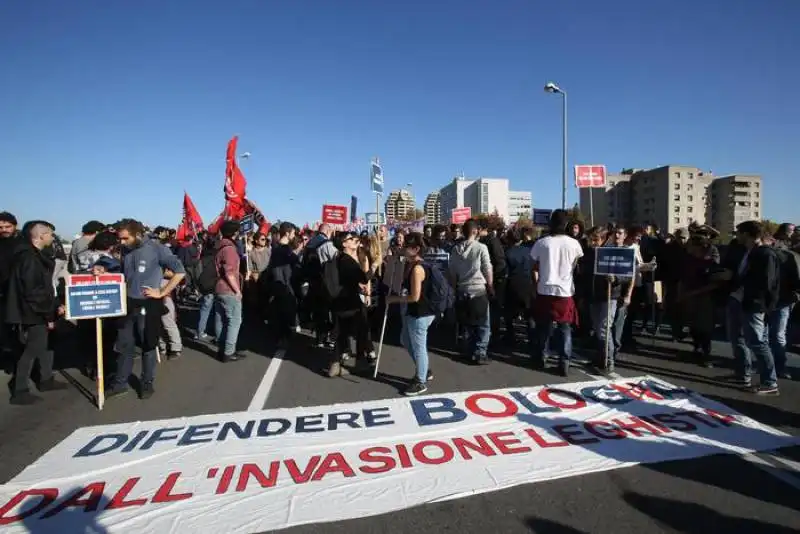 Manifestanti alla stazione di Bologna f3