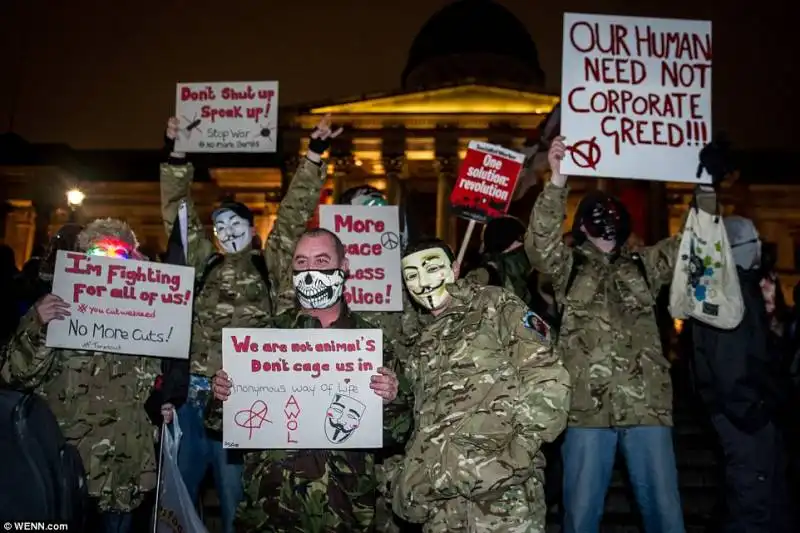 manifestanti in uniforme