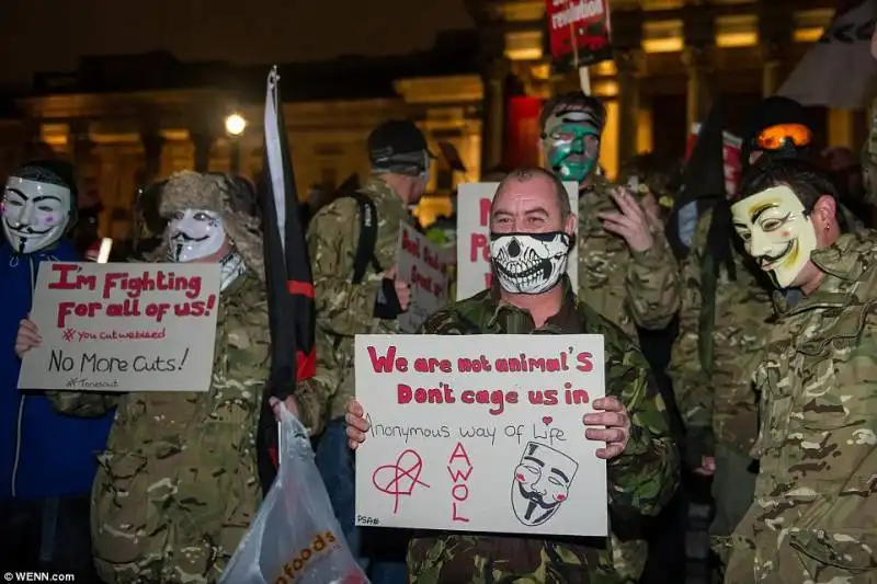 manifestanti in uniforme militare