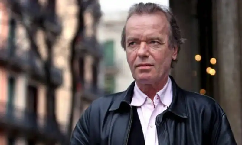 MARTIN AMIS