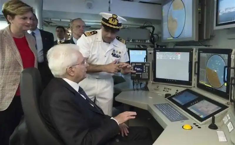 mattarella in oman con la marina militare italiana  3