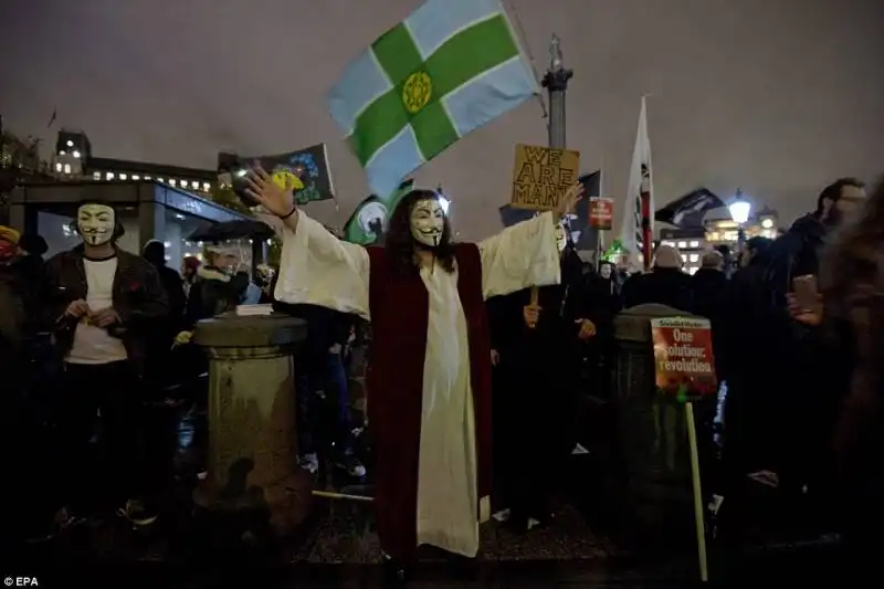 menifestante travestito con maschera di guy fawkes