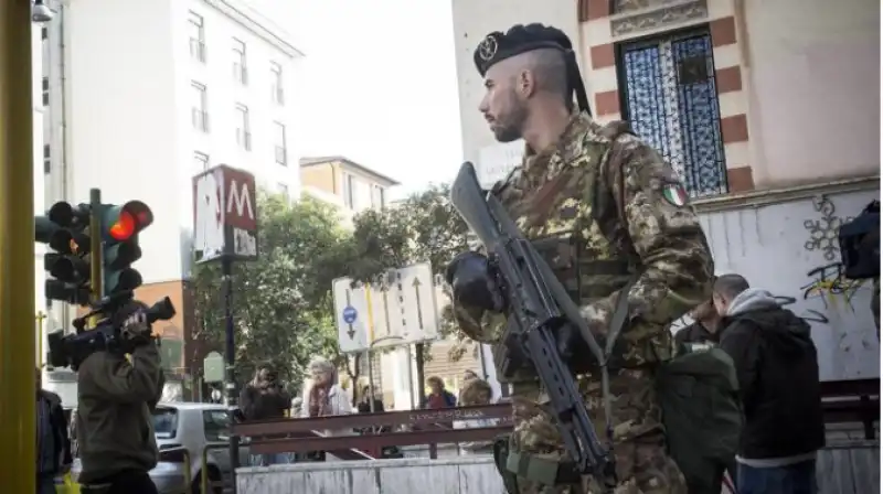 militare alla metro Lepanto di Roma