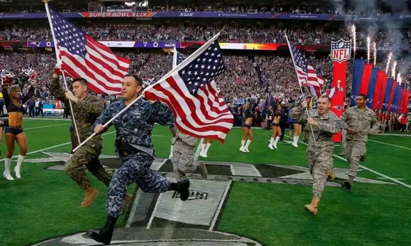 militari americani alla parata dei new england patriots