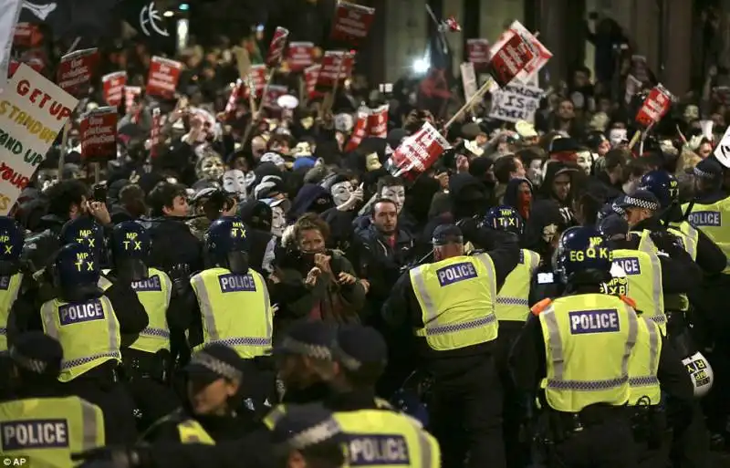 million mask march   londra