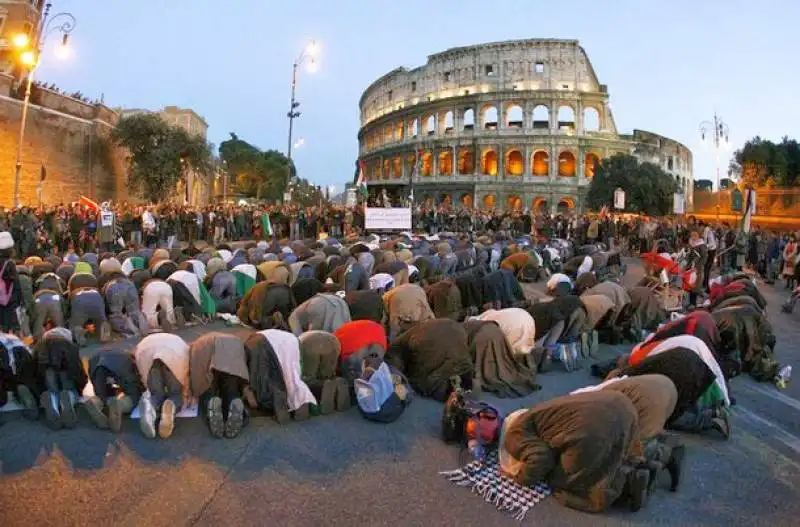 MUSULMANI IN PREGHIERA A ROMA