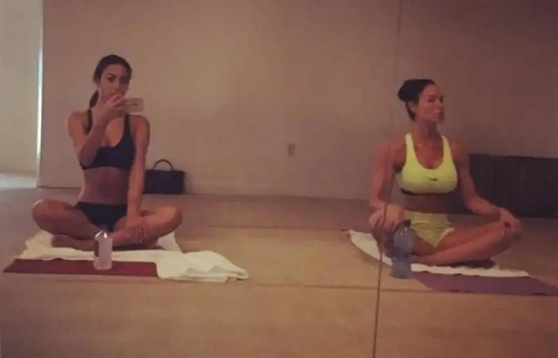 NICOLE MINETTI MENTRE FA YOGA