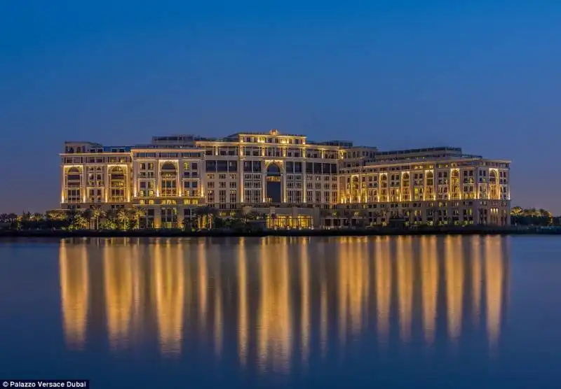 palazzo dubai affacciato sul fiume