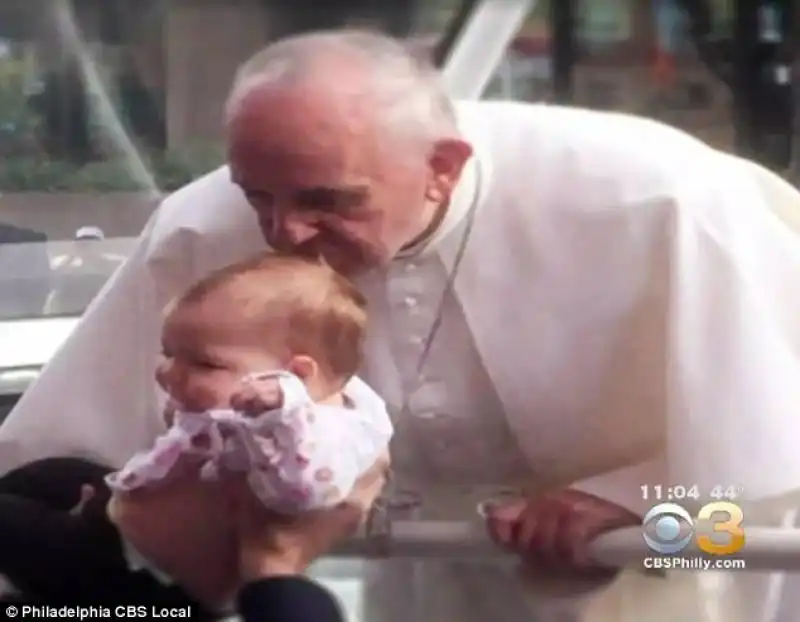 papa francesco bacia gianna