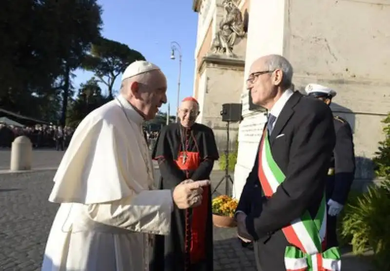 PAPA FRANCESCO E TRONCA 