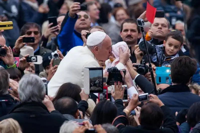 piazza san pietro udienza del papa dopo attentati di parigi