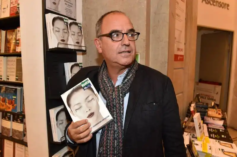 pino corrias con il suo libro