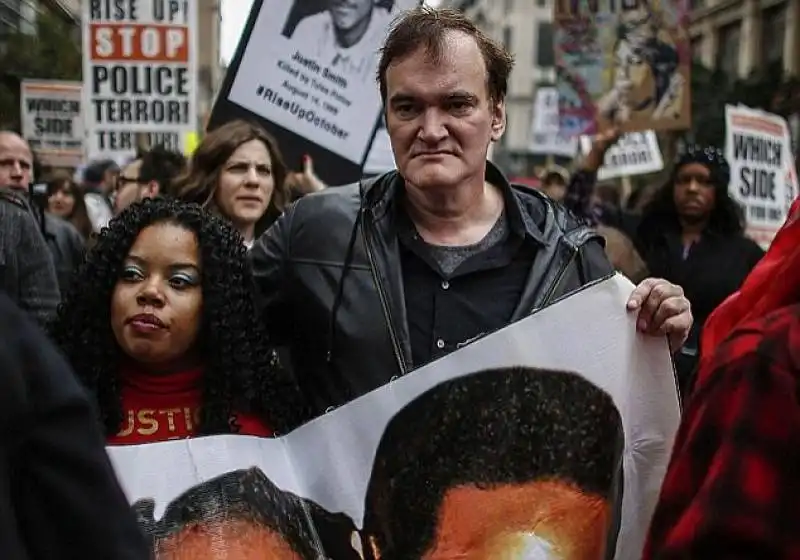 quentin tarantino a una manifestazione contro la violenza della polizia