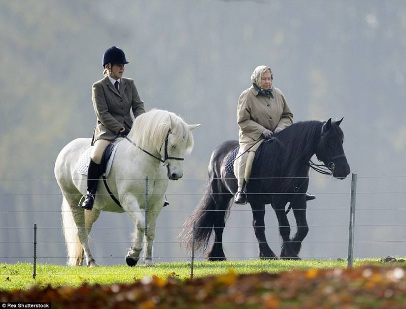 regina va a cavallo a windsor