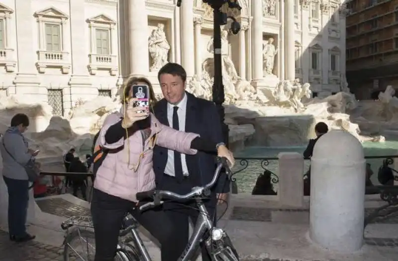 renzi selfie alla fontana di trevi