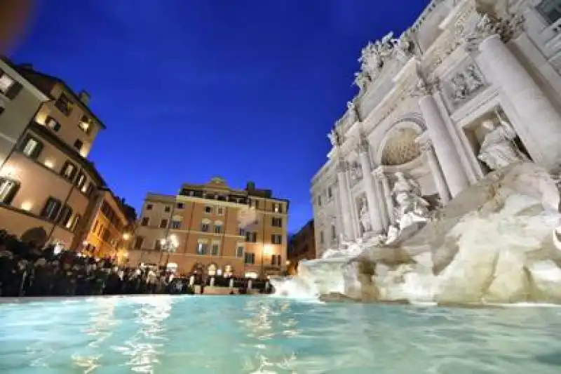 riapre la fontana di trevi  10