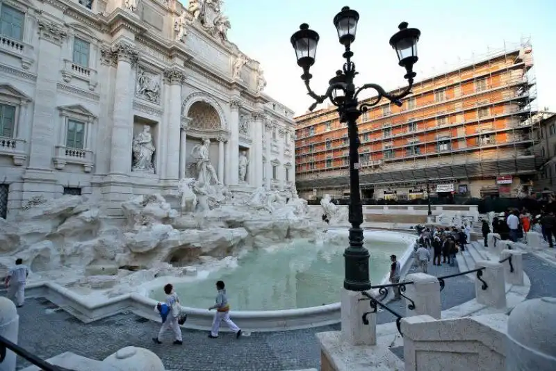 riapre la fontana di trevi  12