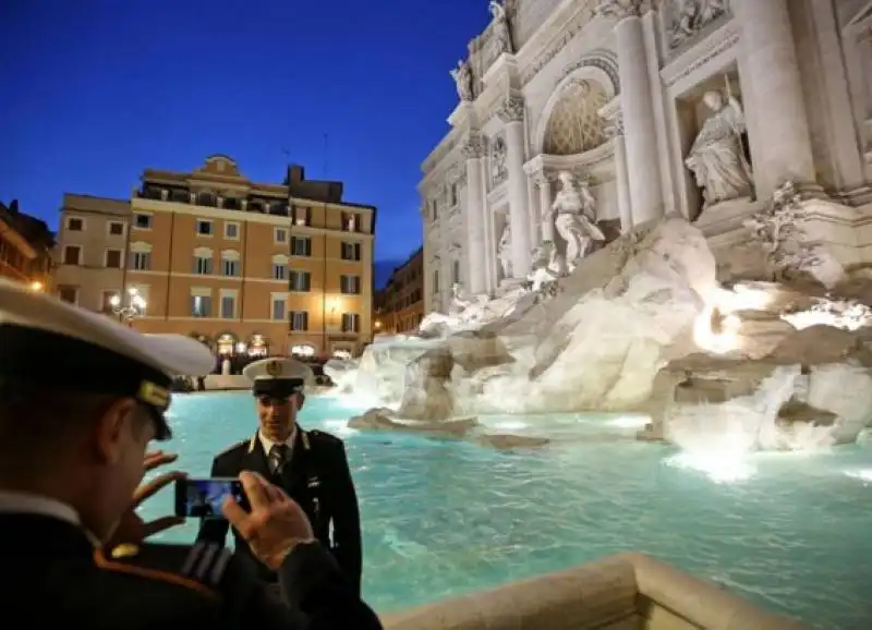 riapre la fontana di trevi  2