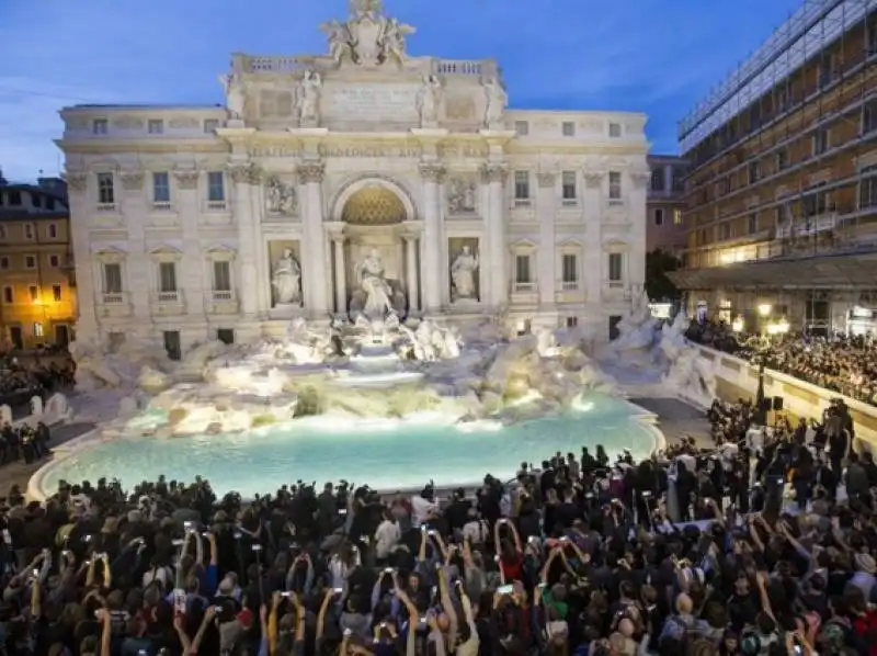 riapre la fontana di trevi  4