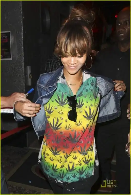 rihanna maglietta cannabis