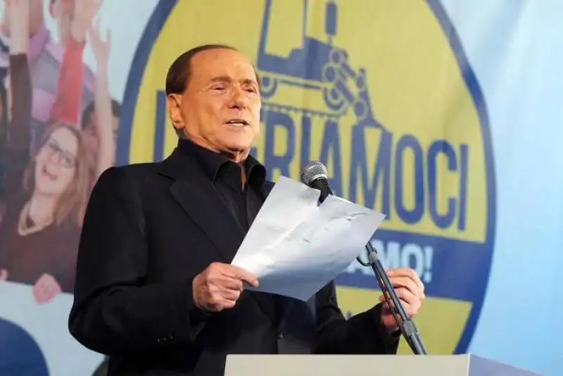  silvio berlusconi sul palco 89