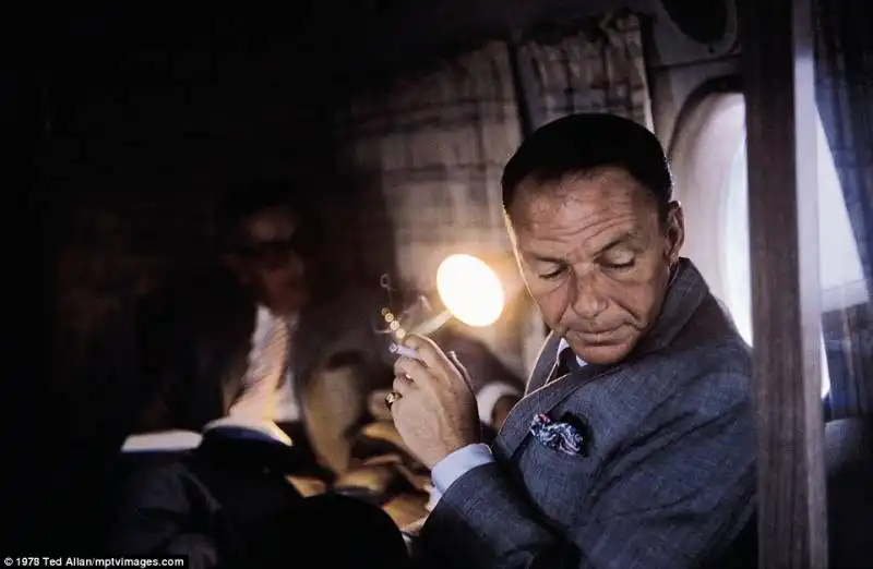 sinatra su un aereo privato si dirige a un concerto in nevada