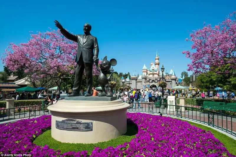 statua di walt disney a disneyland