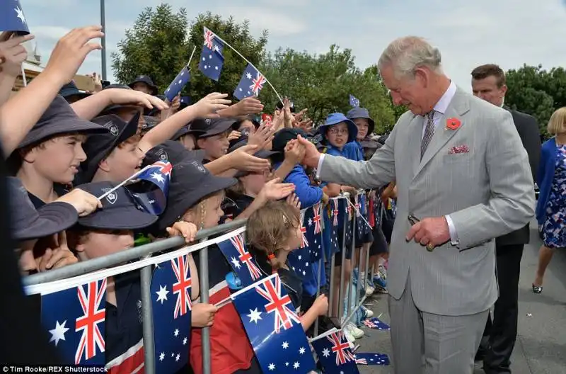 studenti salutanto il principe carlo ad adelaide