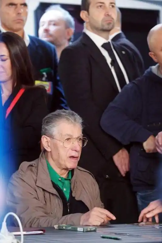 umberto bossi sul palco allestito in piazza maggiore 4