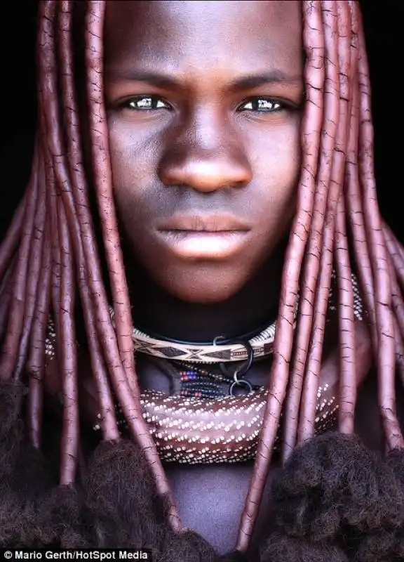 un guerriero himba della namibia